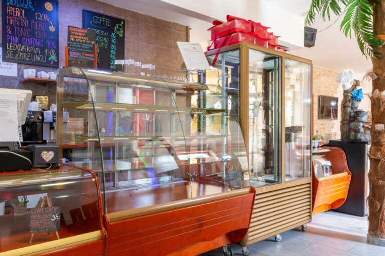 Prodej cukrárny,  výrobny a baru , 433 m2, Moravská Ostrava