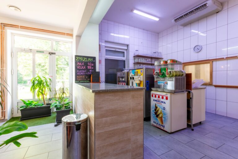 Prodej cukrárny,  výrobny a baru , 433 m2, Moravská Ostrava